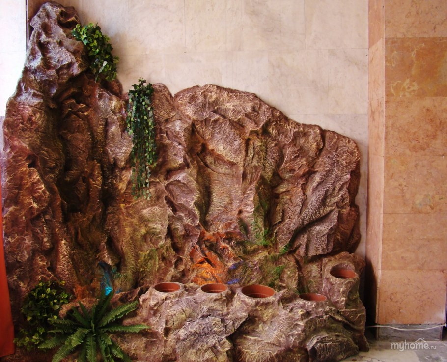 Декоративная скала с водопадом