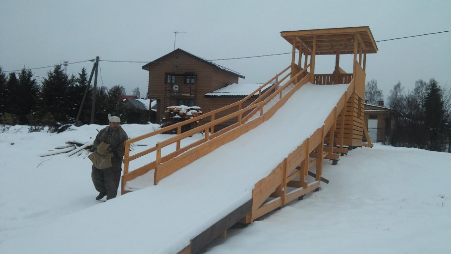Зимняя горка из бревен