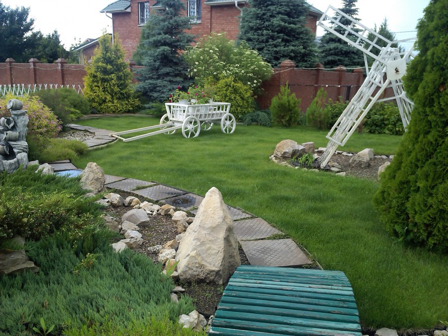 Мостик на даче через сухой ручей