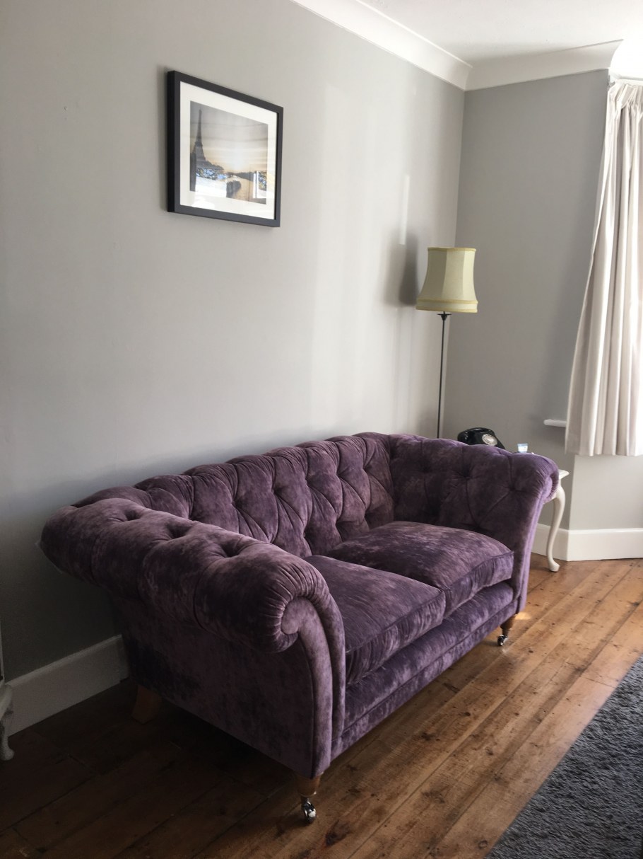 Фиолетовый диван в интерьере