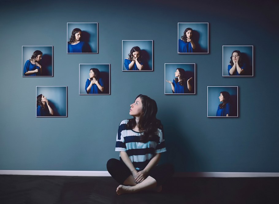 Человек у стены