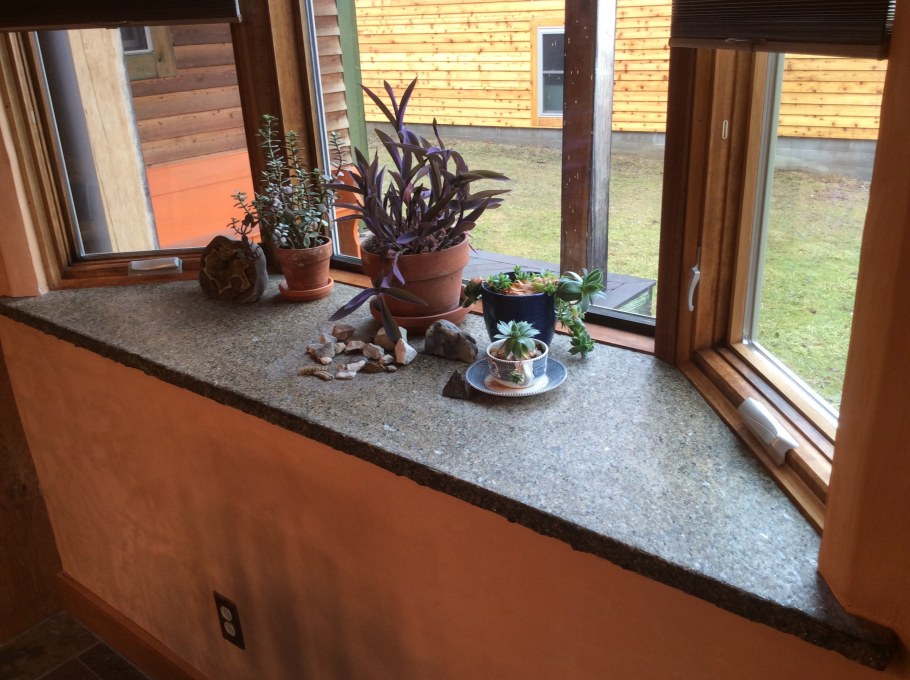 Классический белый подоконник из камня