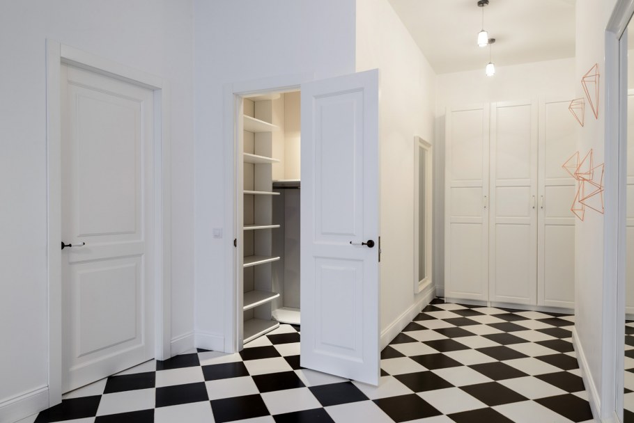 Двери в интерьере квартиры в стиле Неоклассика