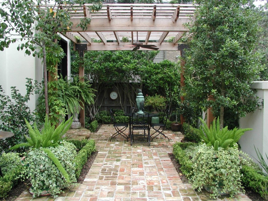 Ландшафт маленького дворика с навесом