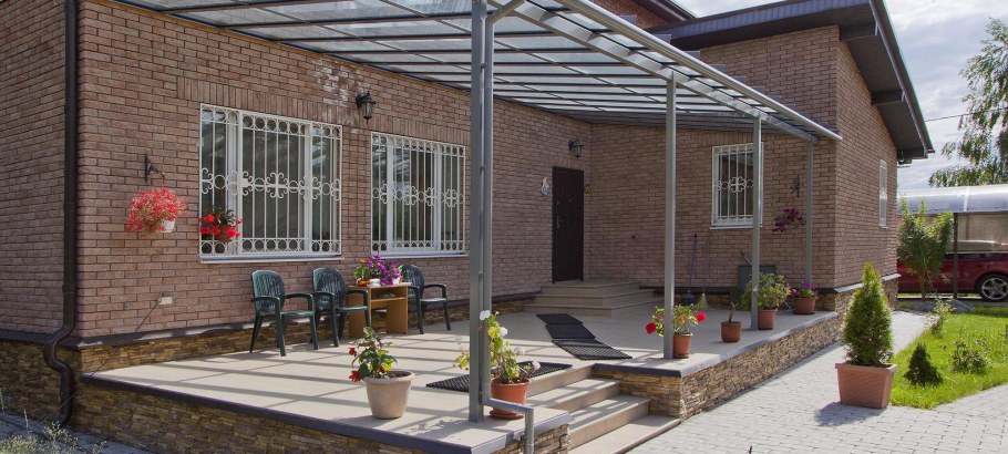 Пристройка к кирпичному дому