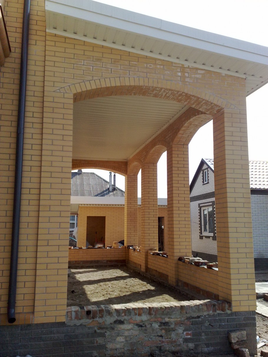 Терраса к кирпичному дому