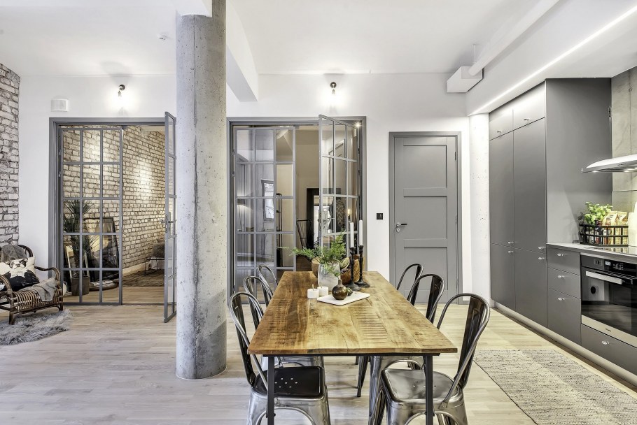 Серые двери в интерьере лофт