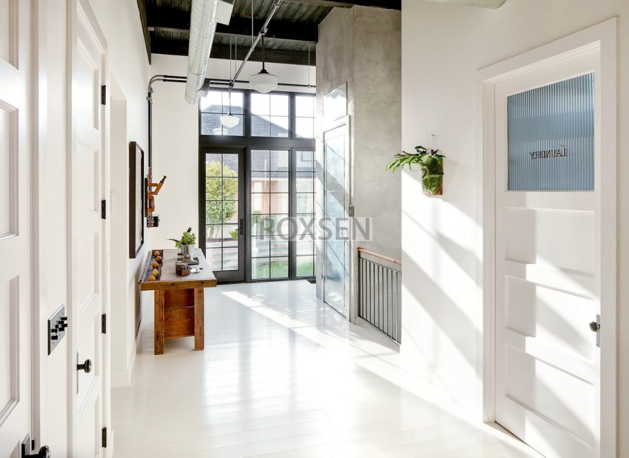 Белые двери в интерьере лофт