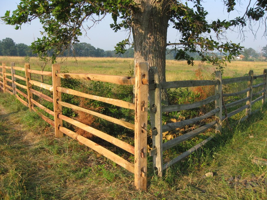 Деревянный забор в деревенском стиле