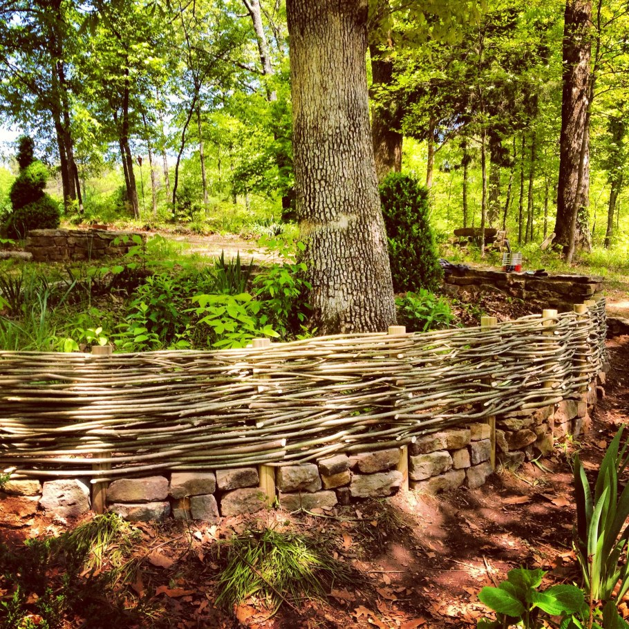 Изгородь в деревенском стиле