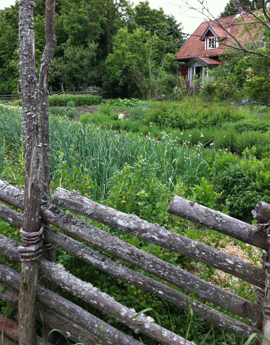 Изгородь в деревенском стиле