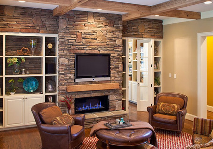 Гостиная с кирпичной стеной и камином