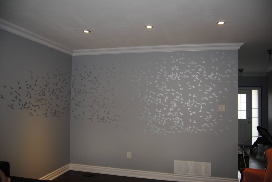 Гостиная с серебристыми обоями