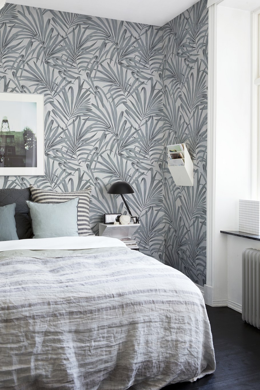 Обои белые с серебром для стен