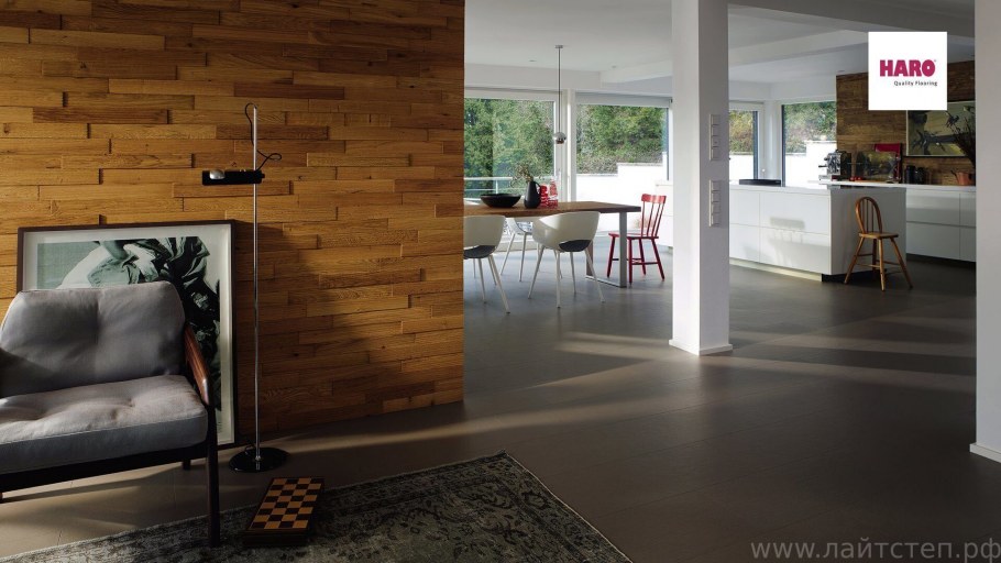 Деревянная стена в спальне