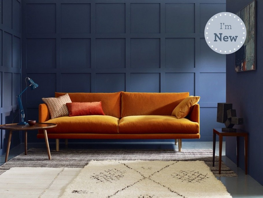 Рыжий диван в интерьере