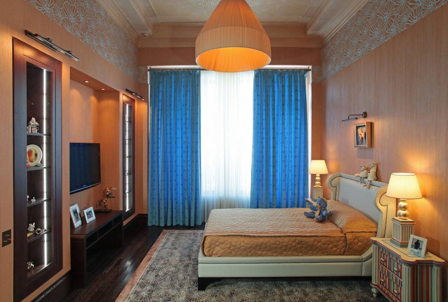 Оранжевые шторы в интерьере спальни