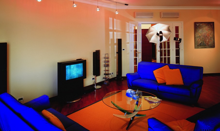 Оранжевый с синим зал в квартире