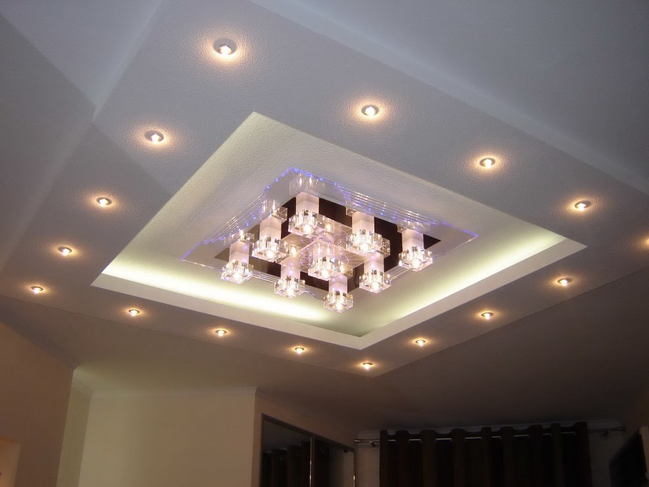 На потолке люстра из дождика