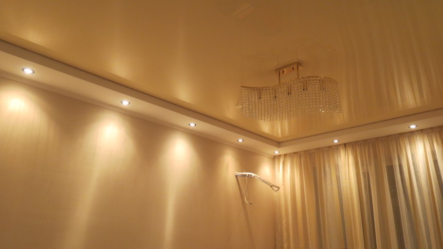 Натяжной потолок с софитами в зал