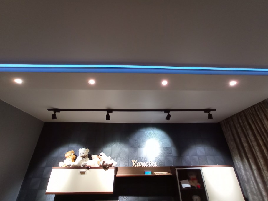 Парящий потолок из гипсокартона с подсветкой