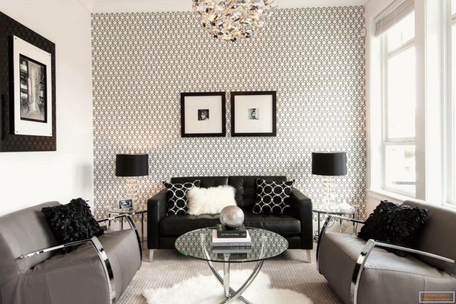 Акцентная стена в гостиной за диваном