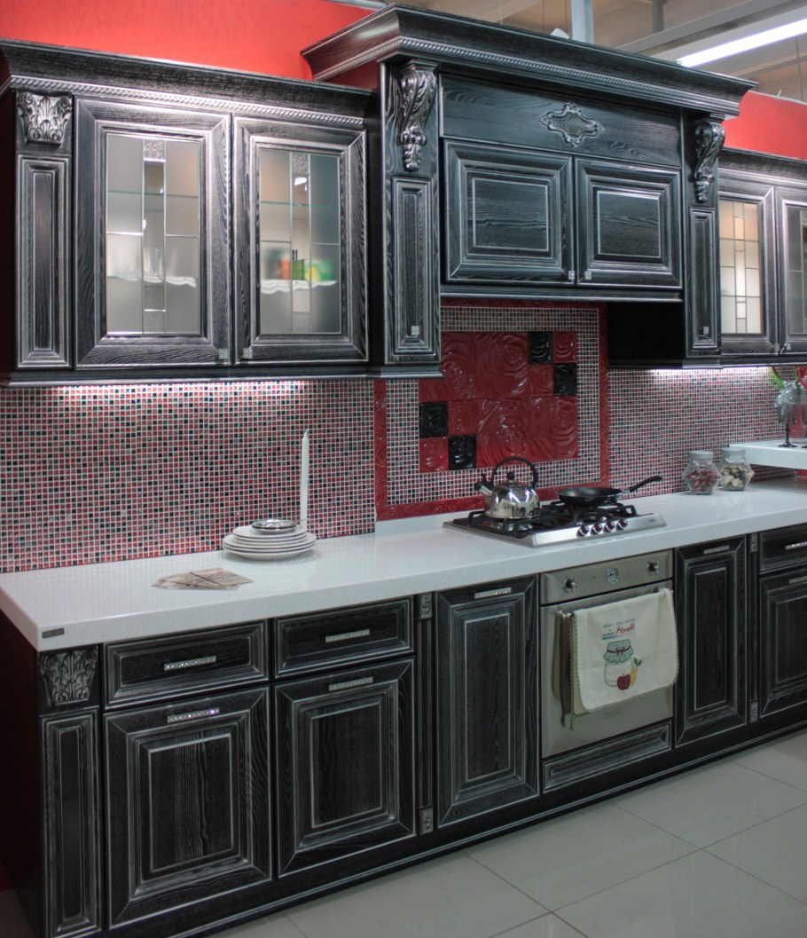 Черная кухня в классическом стиле