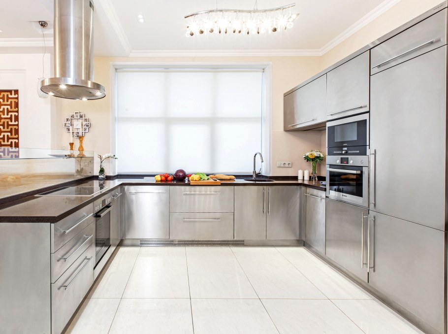 Белая кухня бежевый пол