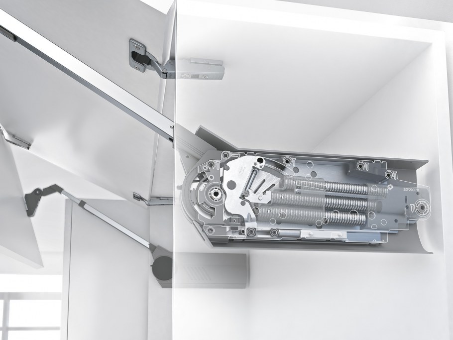 Встроенный шкаф с распашными дверцами