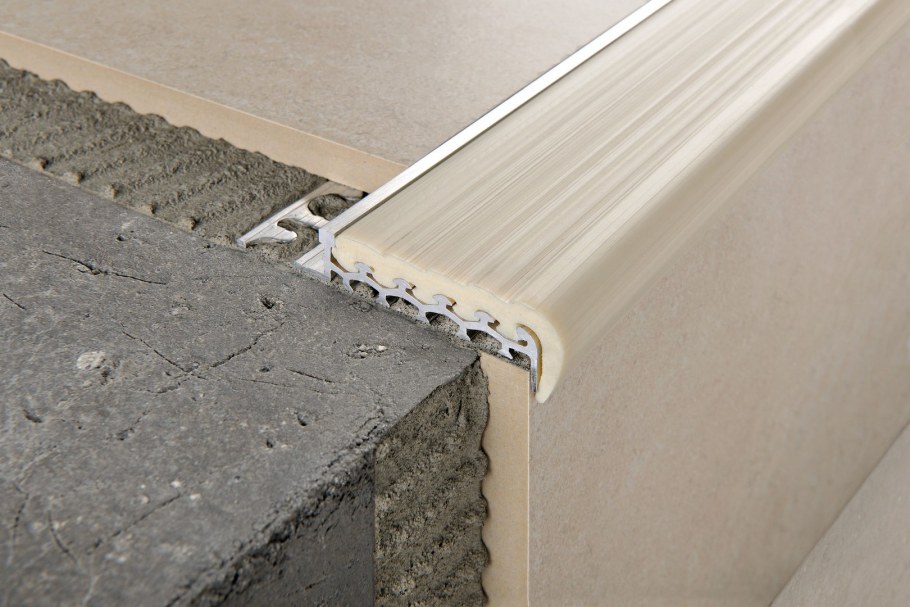 Алюминиевый профил для ступеней