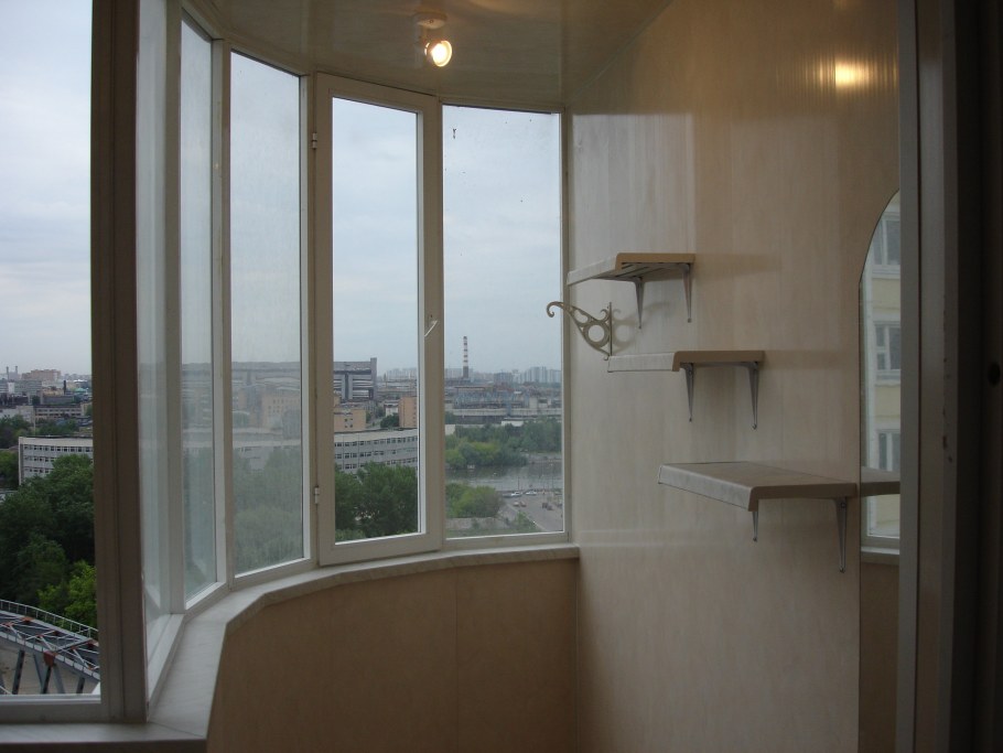 Застекленный полукруглый балкон