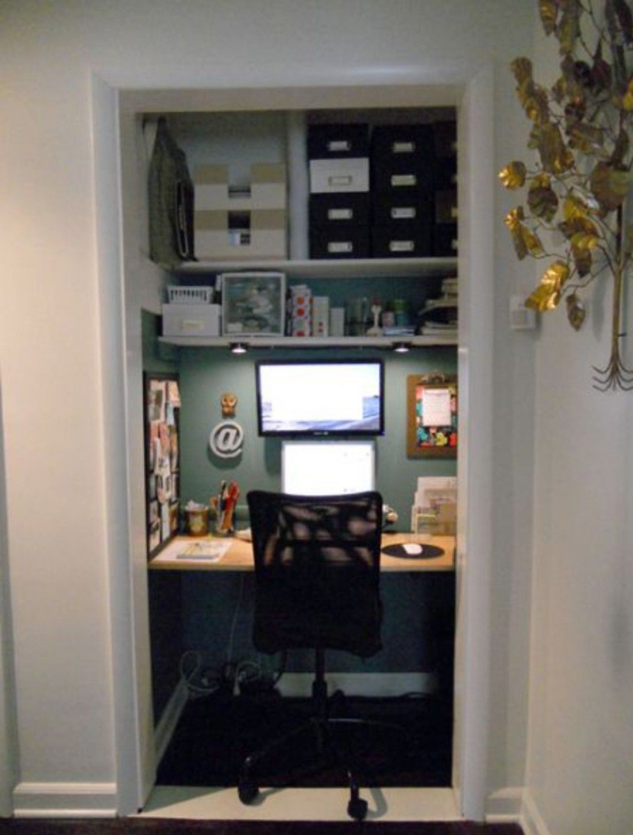 Компьютерный стол в кладовке