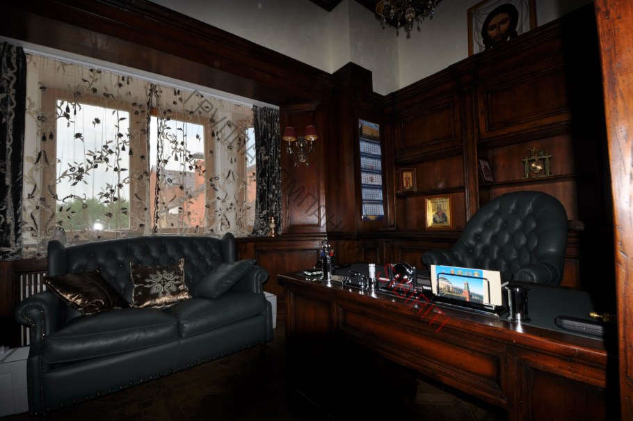 Кабинет в темном стиле с диваном