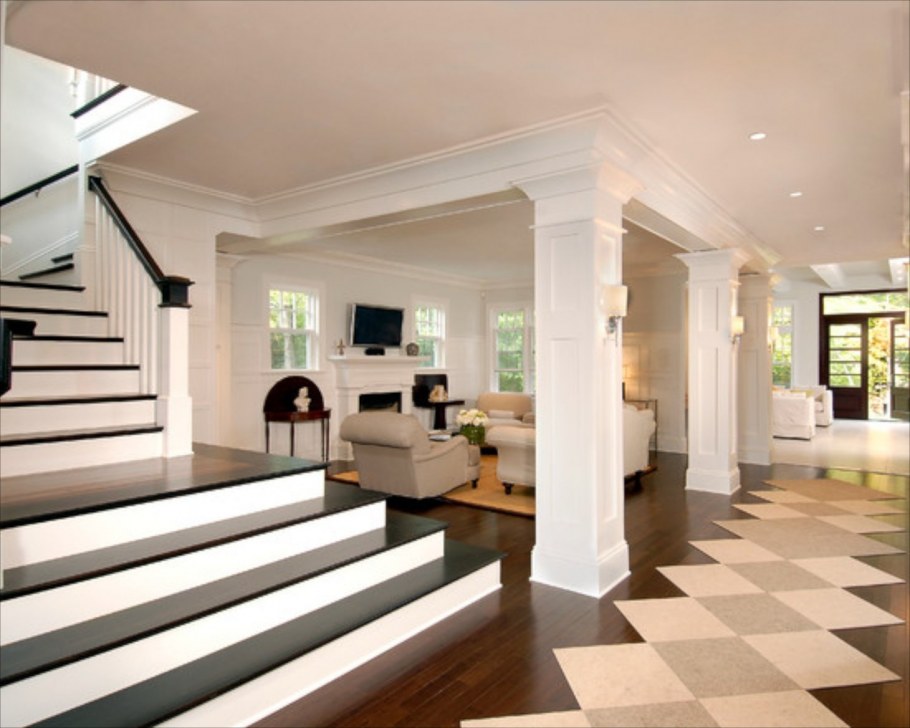 Квадратные колонны в интерьере