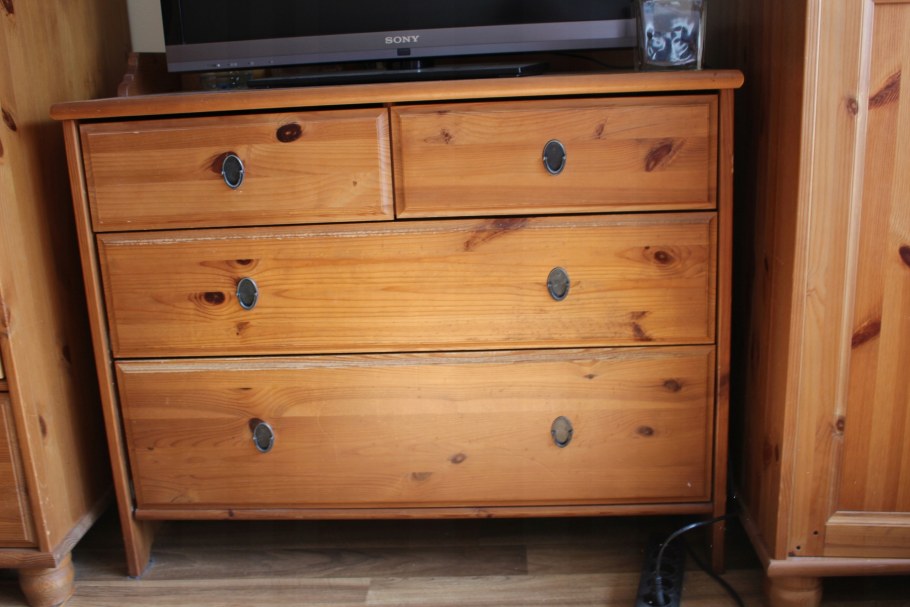 Маленькая деревянная тумбочка