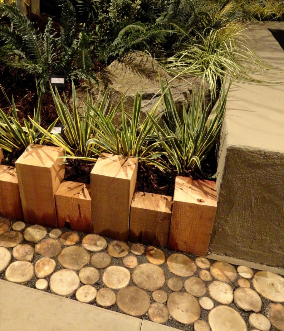 Паровозик из досок для сада