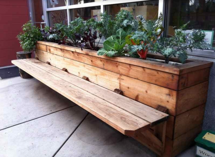 Скамейка с цветником