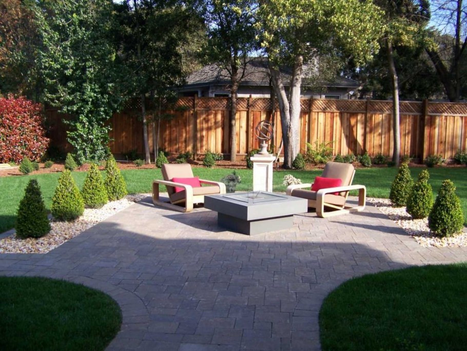 Сосны в интерьере двора