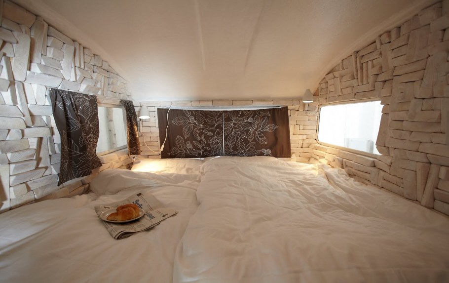 Огромная кровать на всю комнату