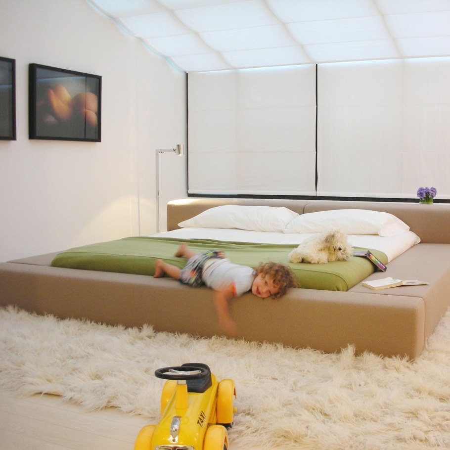 Двуспальная кровать в нише