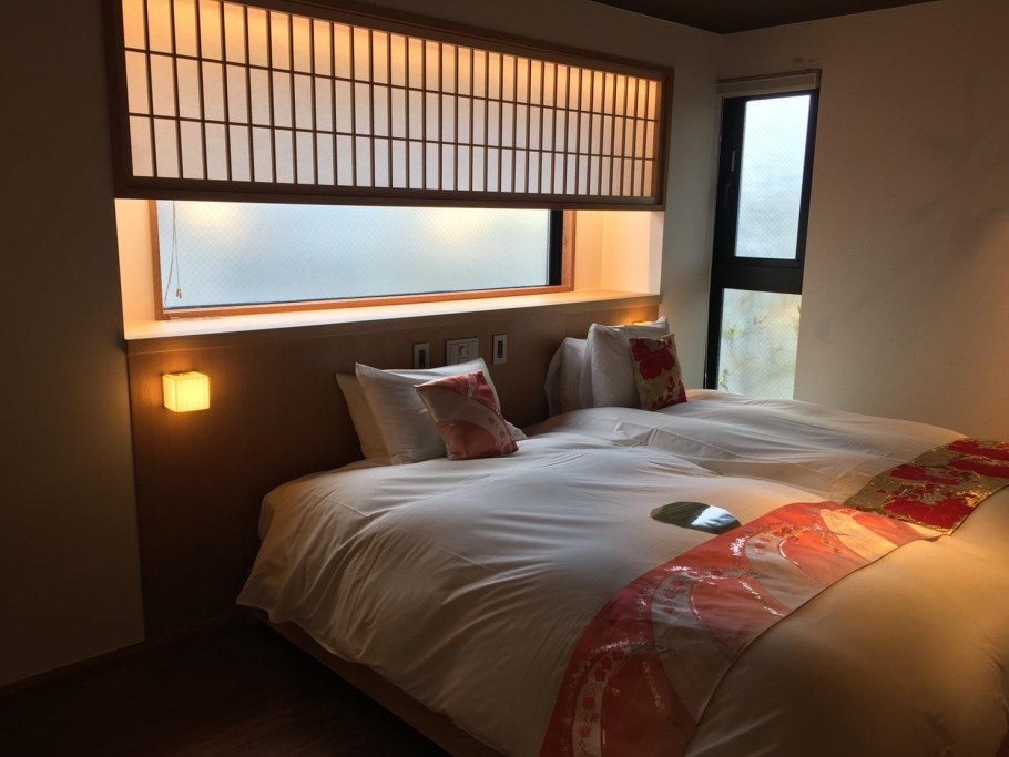 Огромная кровать