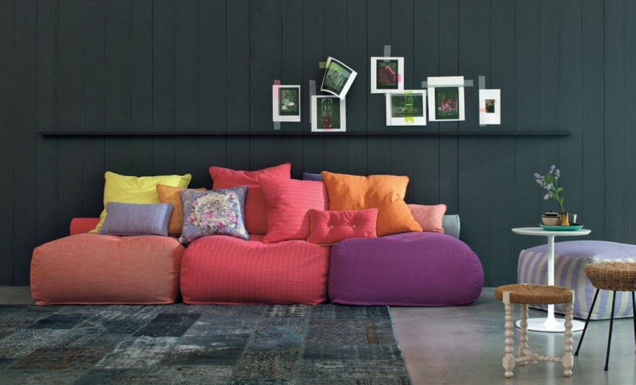 Яркий диван в интерьере