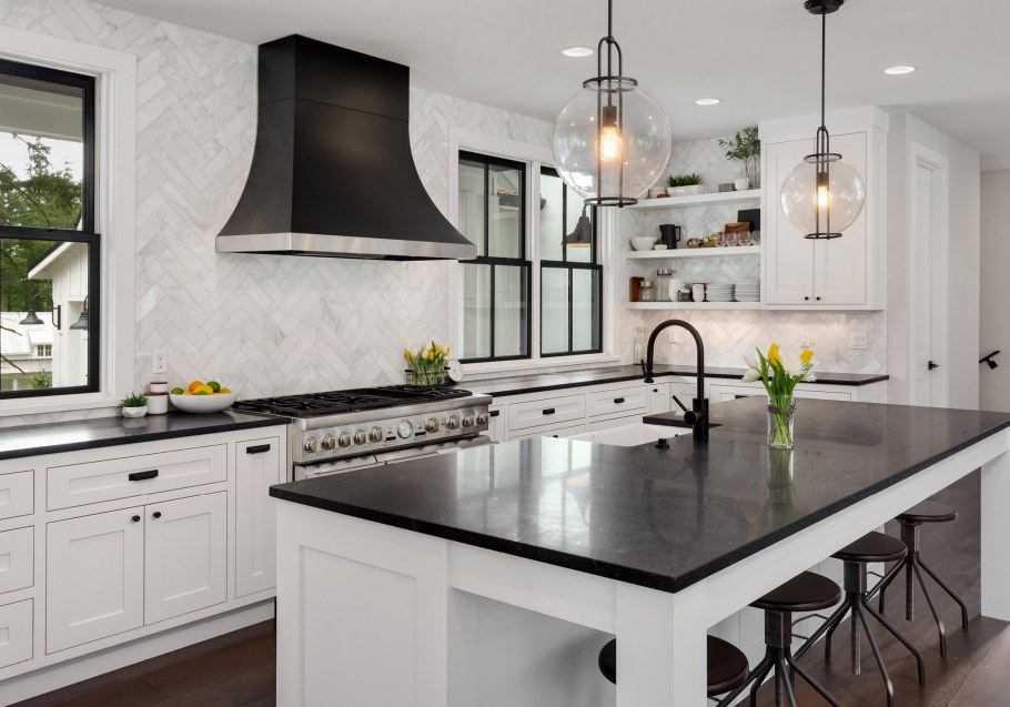 Черная кухня белые стены