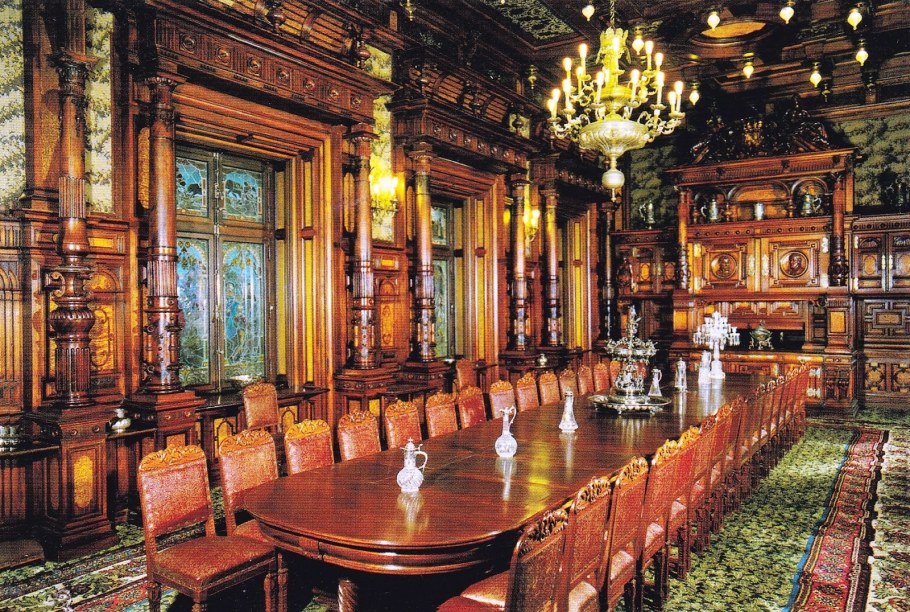 Обеденный зал в замке