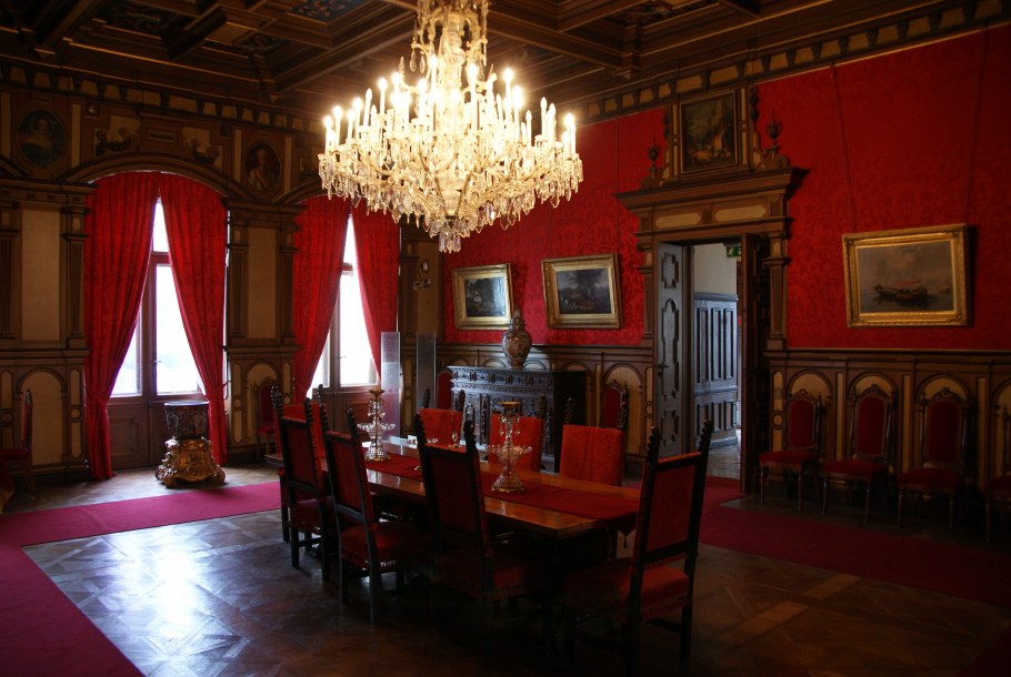 Столовая с камином в замке