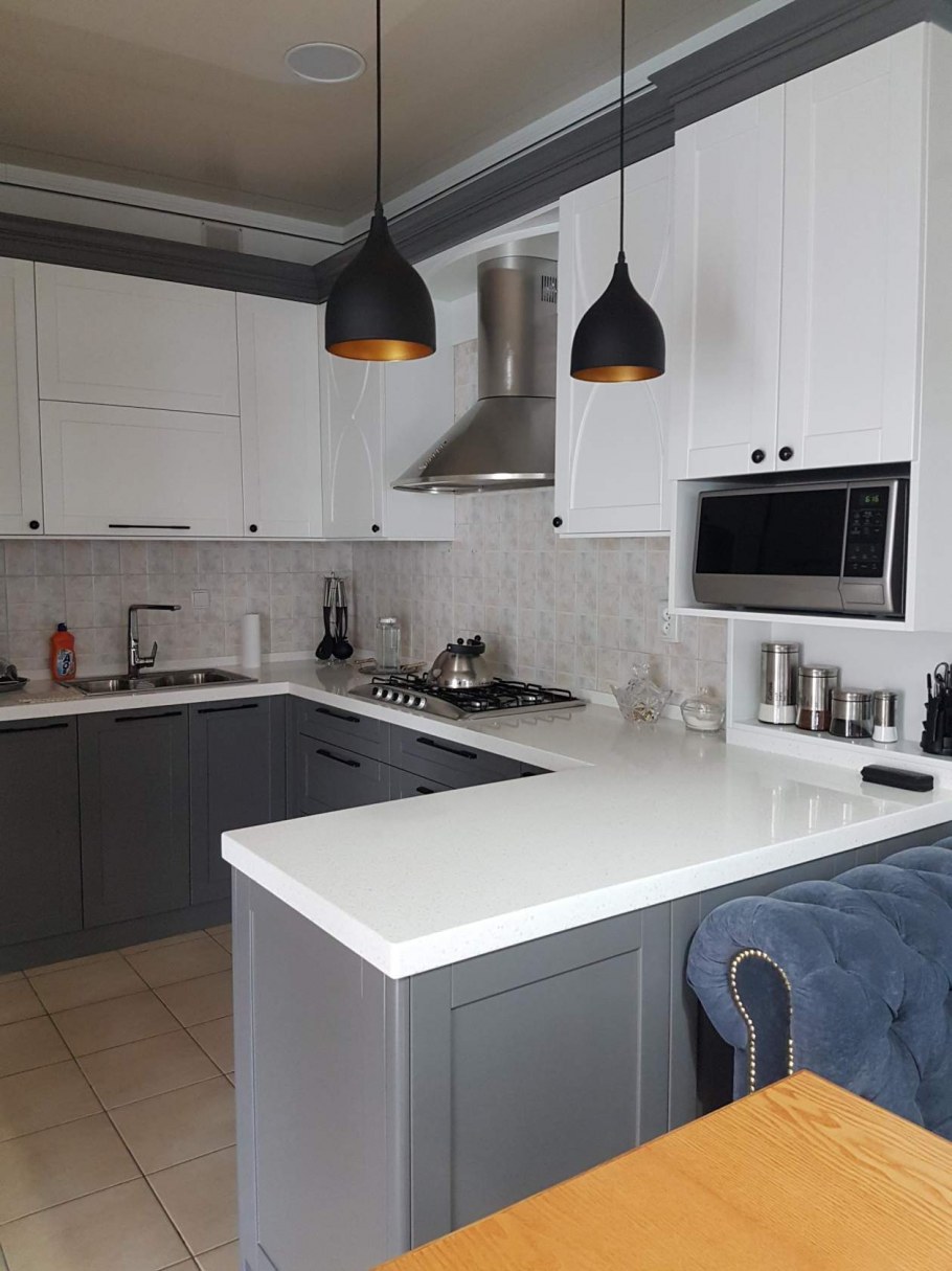 Бело графитовая кухня