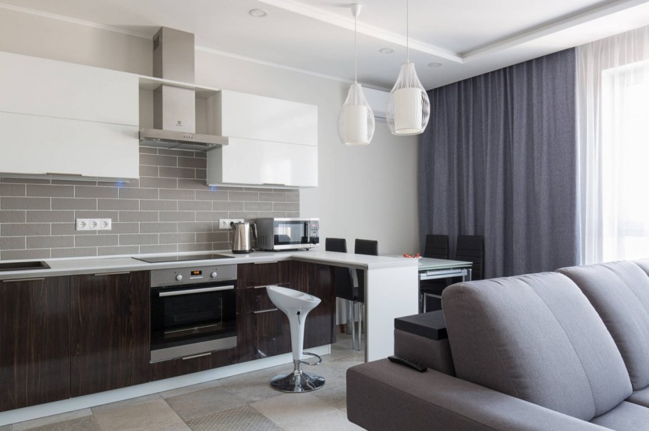 Гостиная в современном стиле в доме с кухней угловая