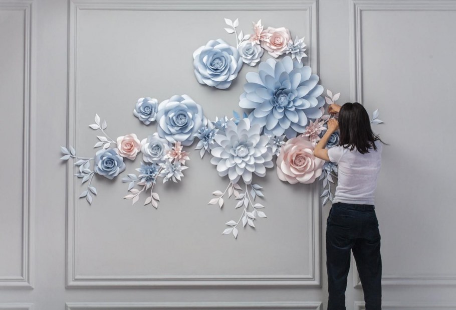 Стена из объемных бумажных цветов