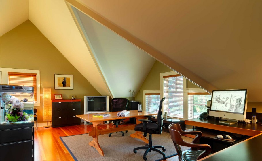 Интерьер кабинета на мансарде