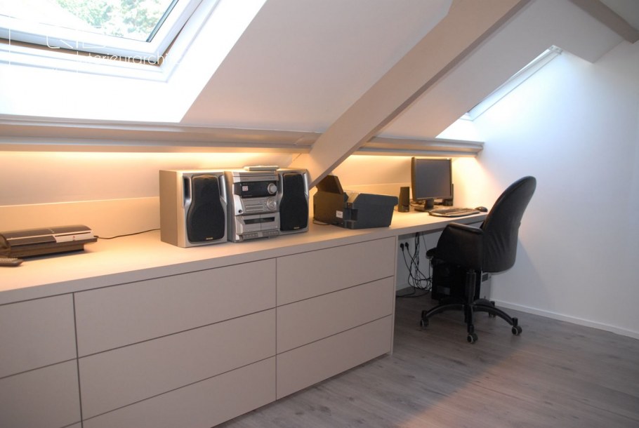 Офисный стол на мансарде